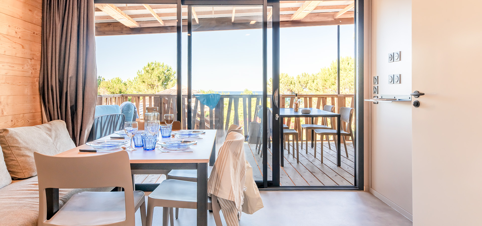 Camping san damiano bungalow vista salle a manger terrasse